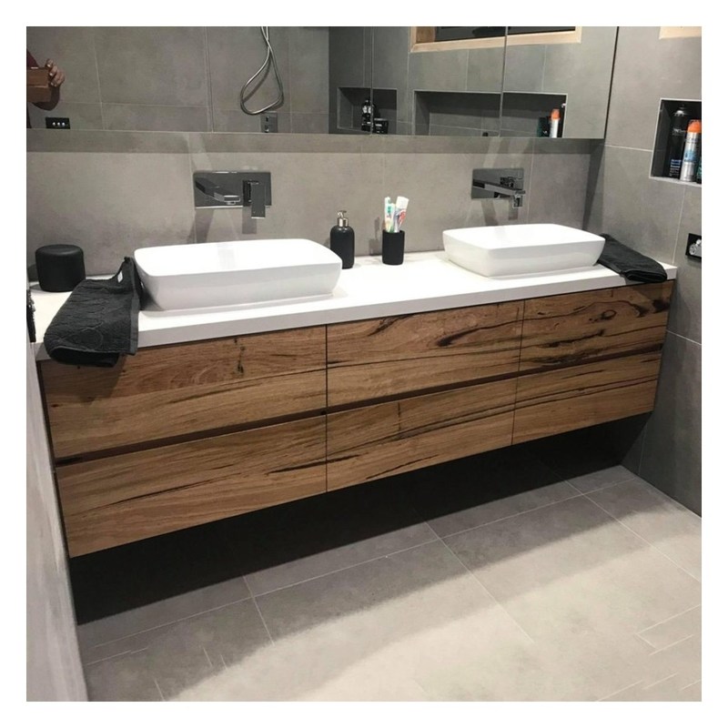 플라이우드 벽화 캐비닛과 LED 거울으로 욕실에 현대적인 모습을 만들어라