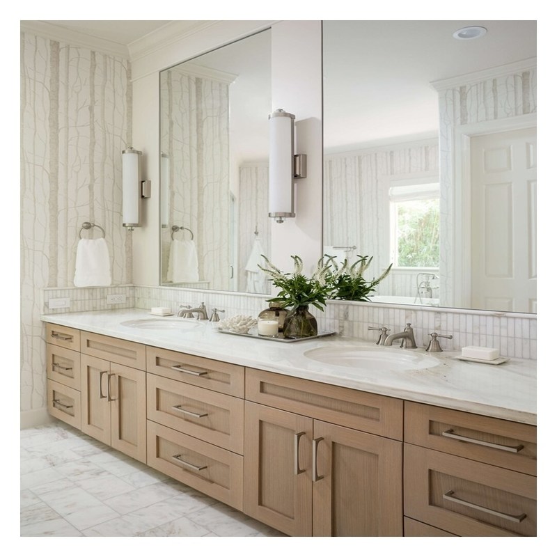 플라이우드 벽화 캐비닛과 LED 거울으로 욕실에 현대적인 모습을 만들어라