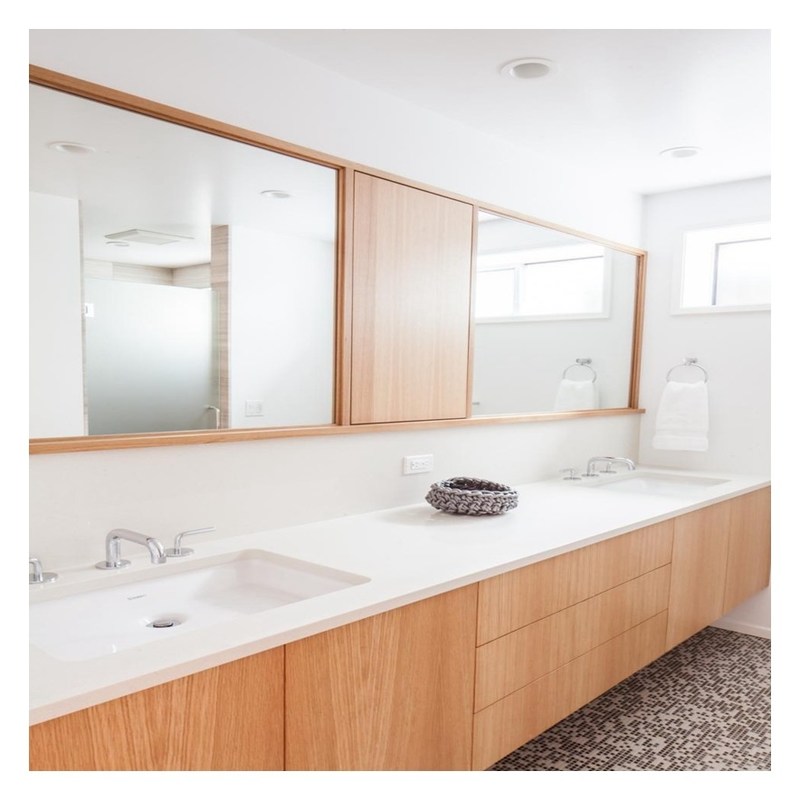 현대 디자인 어두운 나무 곡물 벽 마운트 및 접착판 문 패널과 함께 욕실 캐비닛