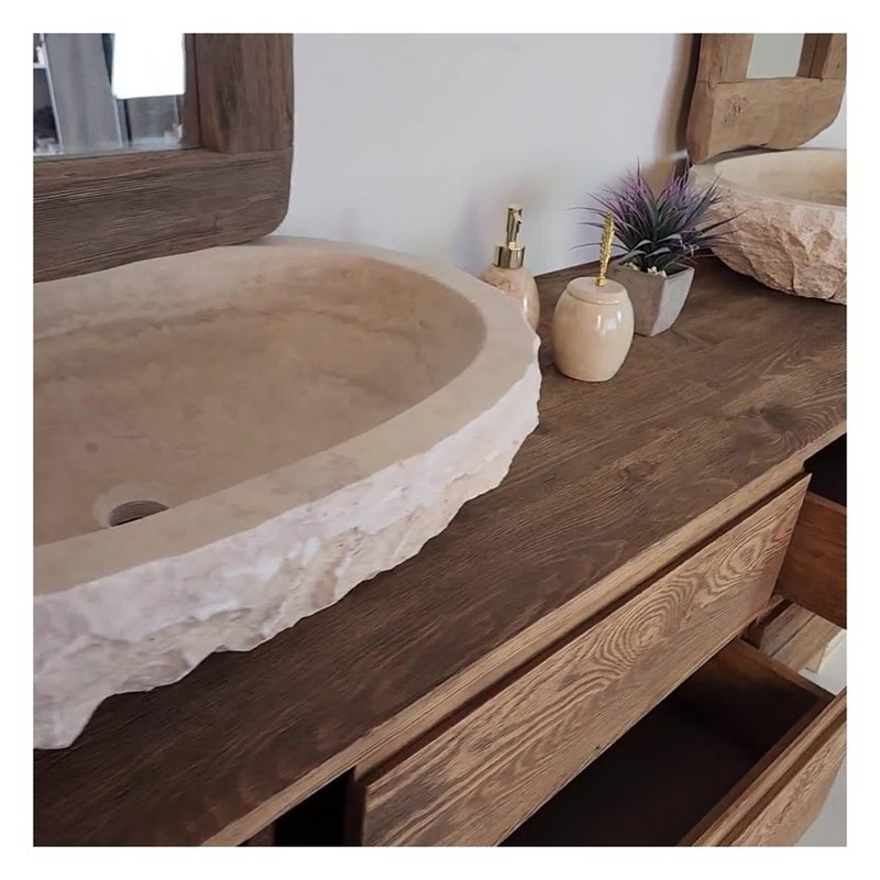 실버 미러와 빈티지 스타일 바티 캐비닛