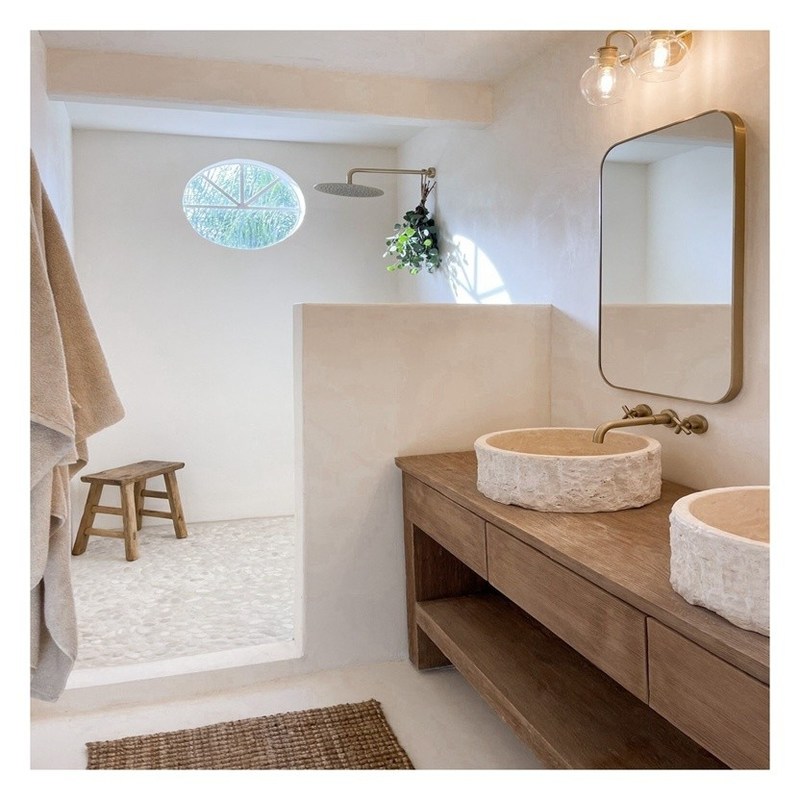 실버 미러와 빈티지 스타일 바티 캐비닛