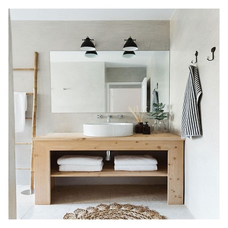 실버 미러와 빈티지 스타일 바티 캐비닛